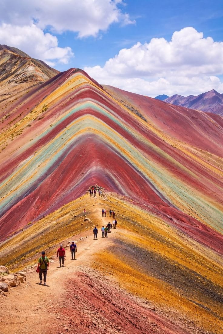 Caminhantes na trilha da Montanha Colorida, nos Andes peruanos