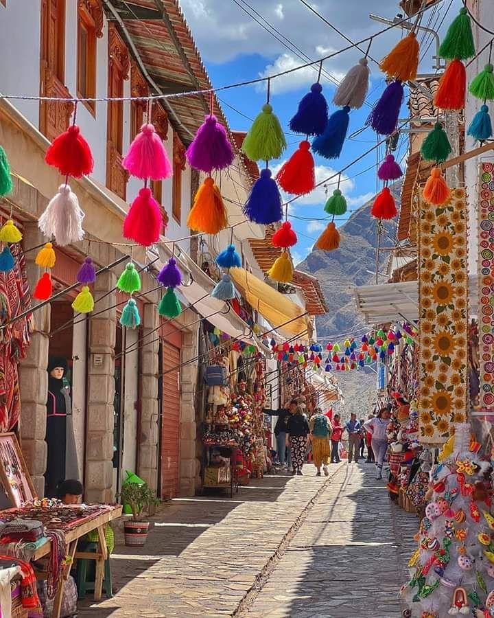 Rua de Ollantaytambo decorada com pompons coloridos, no Vale Sagrado